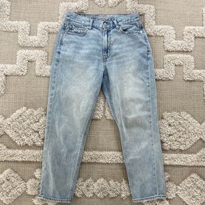 American Eagle Mom Jeans light wash in size 6 short
